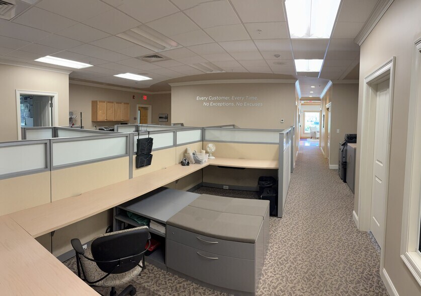 More Photos Of 26 Londonderry Tpke, Hooksett Office For Sale