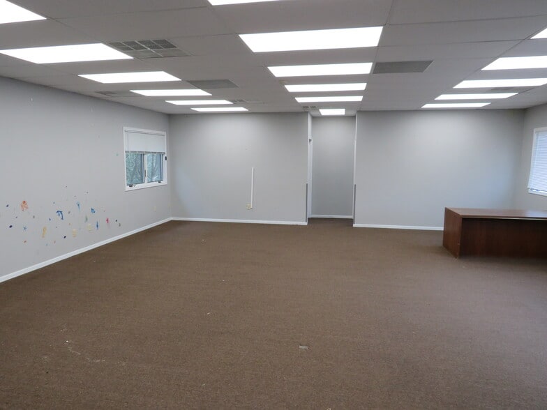 More Photos Of 1715 N Division St, Morris Unknown For Lease