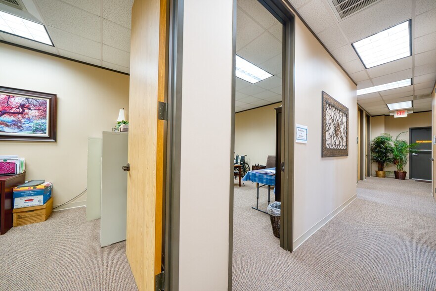 More Photos Of 15430 Ridge Park Dr, Houston Office For Sale