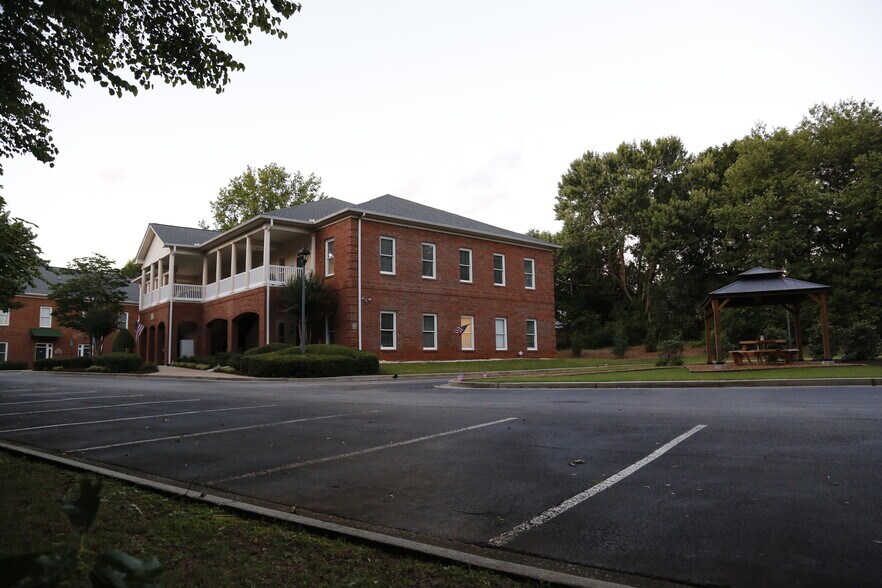More Photos Of 590 W Crossville Rd, Roswell Coworking Space