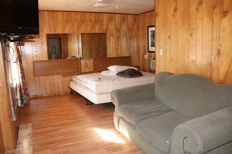 More Photos Of 1220 W 7th St, Texarkana Hotel For Sale