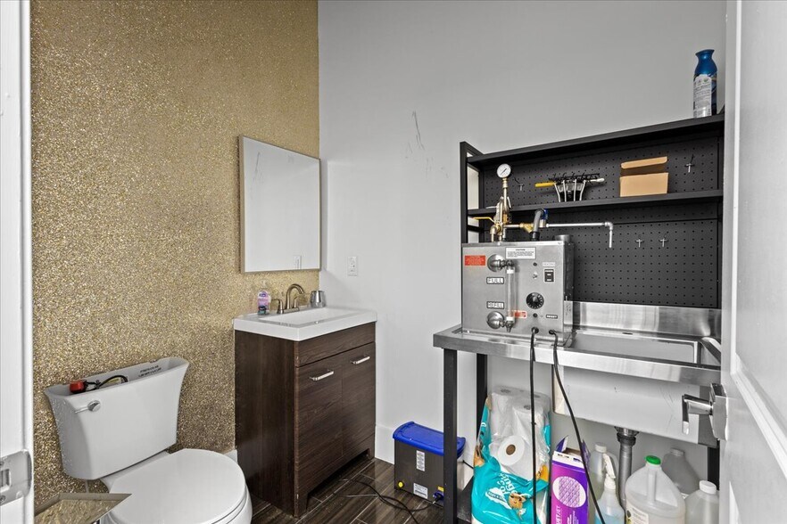 More Photos Of 256 Pharr Rd NE, Atlanta General Retail For Lease