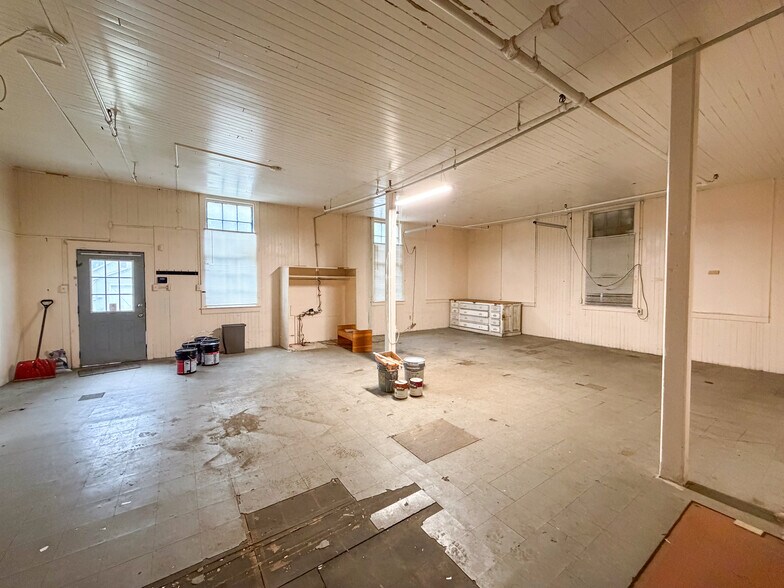 More Photos Of 47 Billard St, Meriden Showroom For Sale