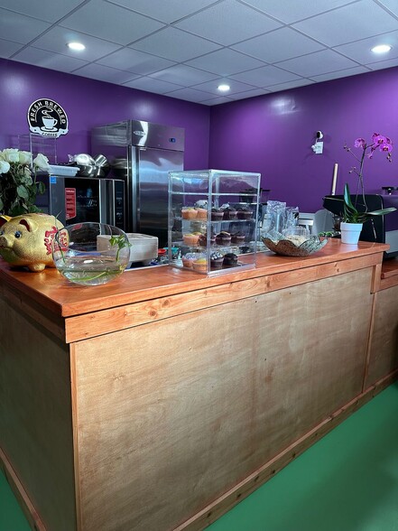 More Photos Of 909 Starkeys Aly, Wilmington Specialty For Lease