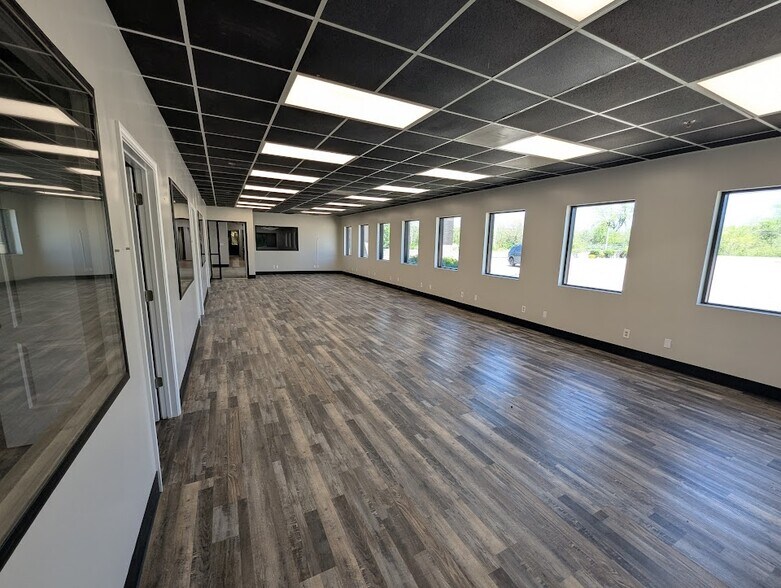 More Photos Of 4600 Park Ave, Des Moines Warehouse For Lease