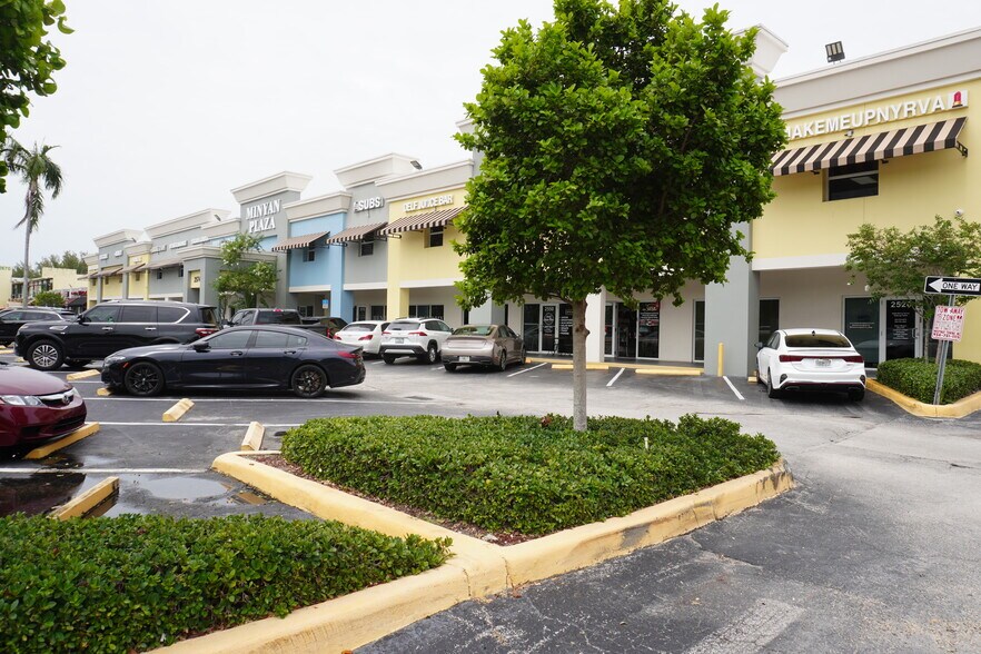 More Photos Of 2520-2650 N University Dr, Sunrise Unknown For Lease