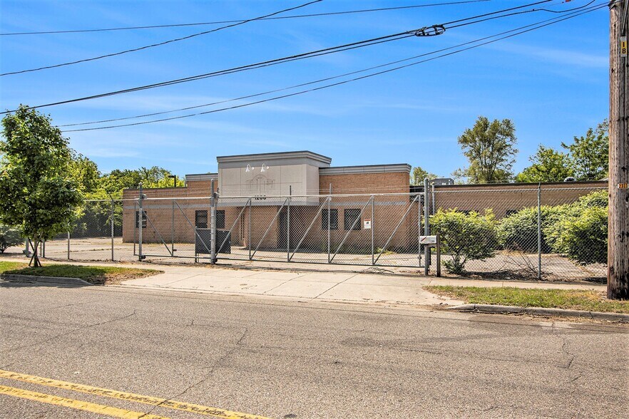 More Photos Of 1206 E Crosstown Pky, Kalamazoo Manufacturing For Lease