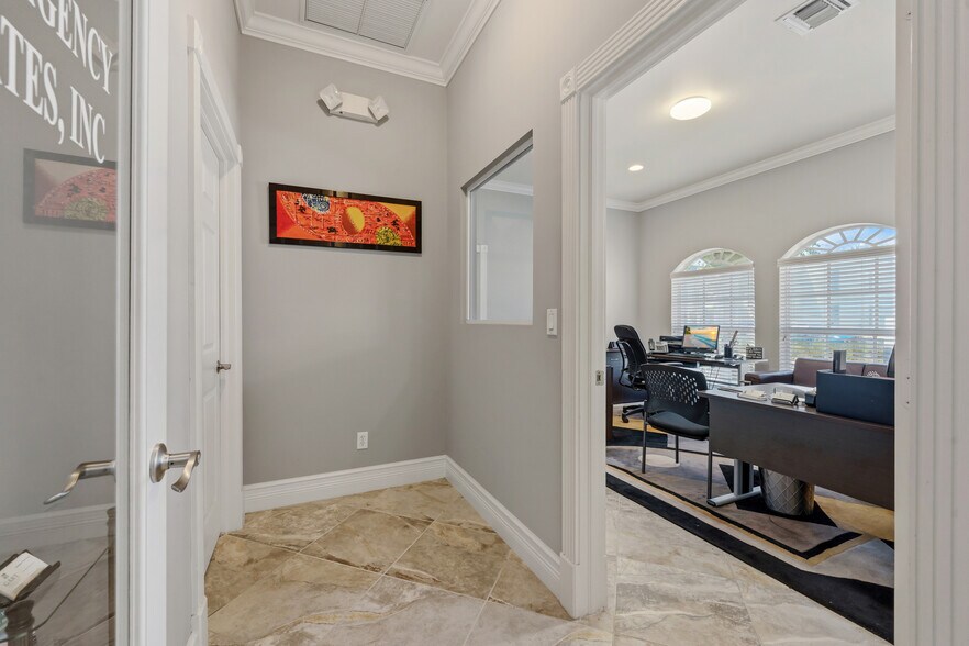 More Photos Of 3193 SE Dixie Hwy, Stuart Office For Sale