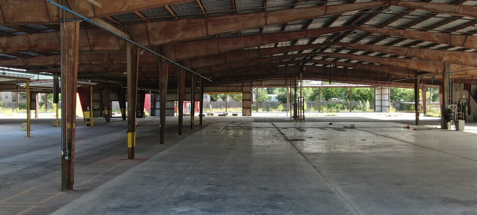 More Photos Of 9411 Alcorn St, Houston Warehouse For Lease