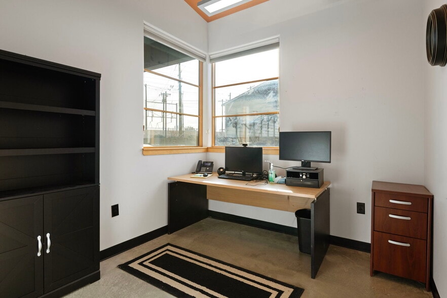 More Photos Of 544 SW 4th St, Redmond Office For Sale