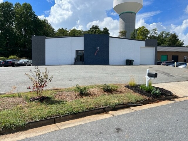 More Photos Of 108 S Walnut Cir, Greensboro Warehouse For Sale