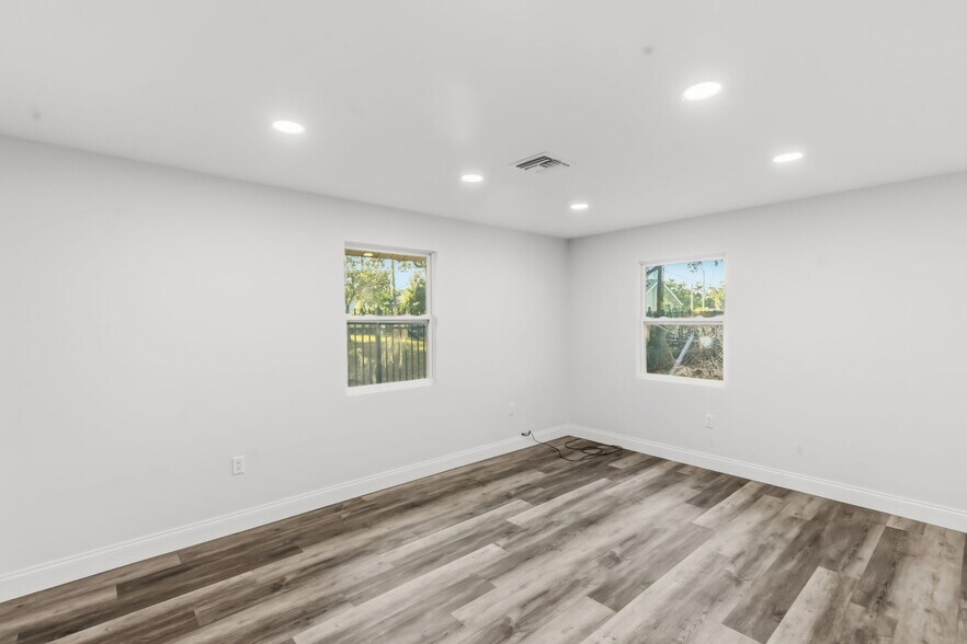 More Photos Of 2726 6th Ave W, Bradenton Serviced Offices For Sale