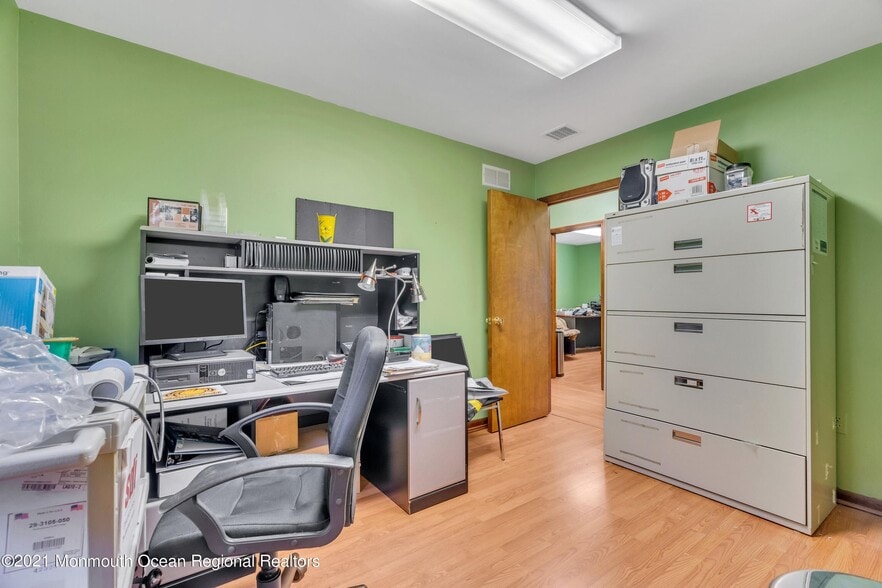 More Photos Of 2101 Lake Rd, Manchester Medical For Sale