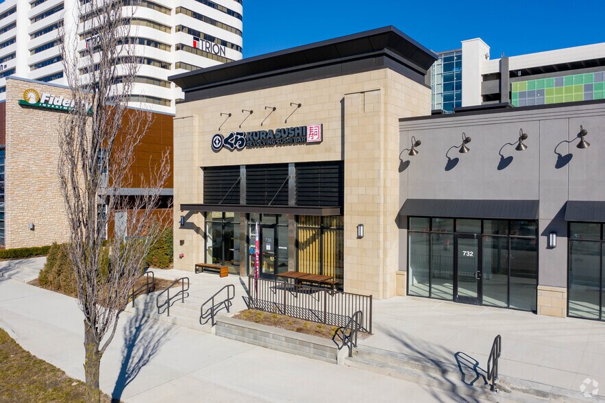 More Photos Of 700-736 W Big Beaver Rd, Troy General Retail For Sale