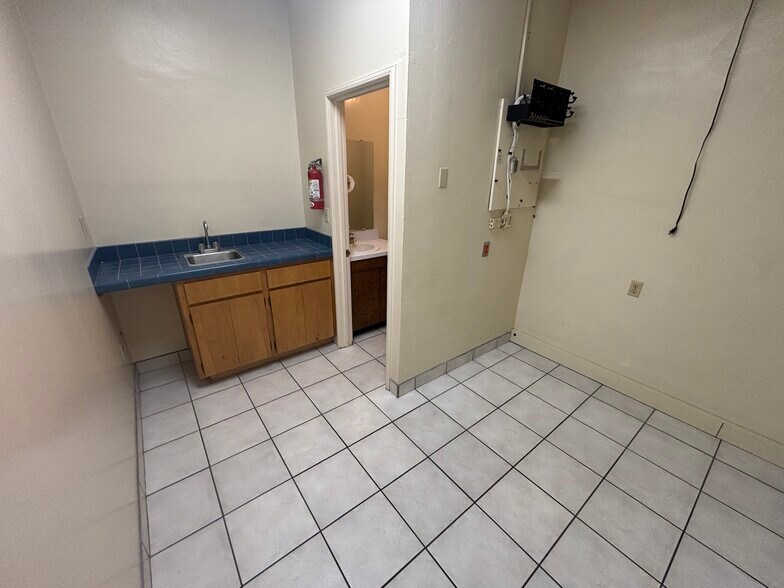 More Photos Of 11 W 12th St, Tracy Light Distribution For Lease