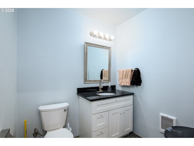 More Photos Of 161 Heritage Way, Roseburg Light Manufacturing For Sale