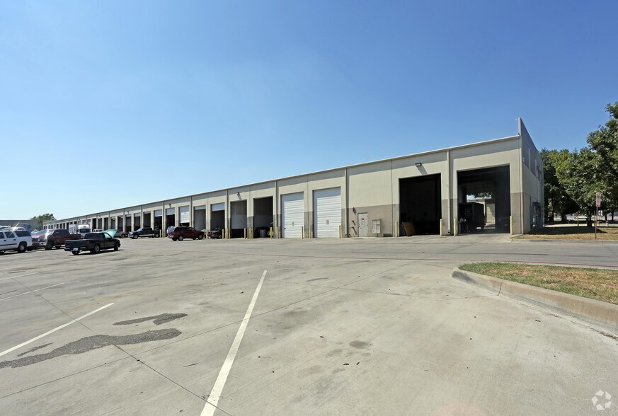 More Photos Of 307 N Rogers Rd, Irving Warehouse For Lease
