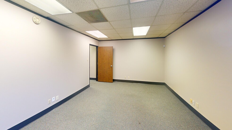 More Photos Of 9776 Whithorn Dr, Houston Showroom For Lease