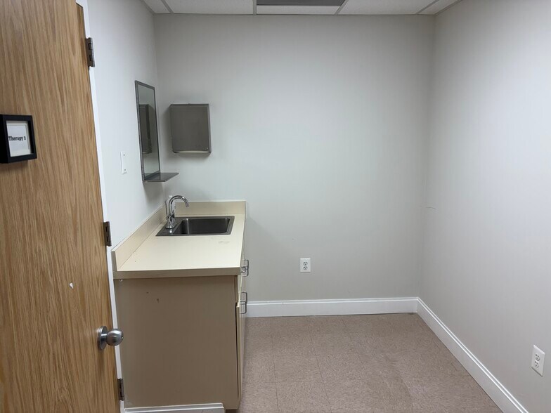 More Photos Of 1800 Town Center Dr, Reston Medical For Lease