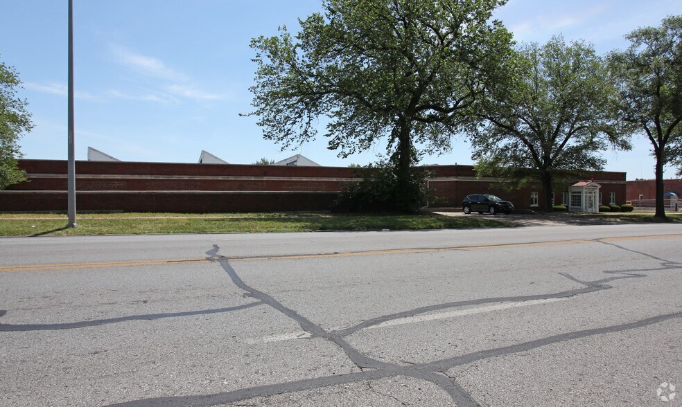 More Photos Of 123 Belmont Blvd, Kansas City Warehouse For Sale