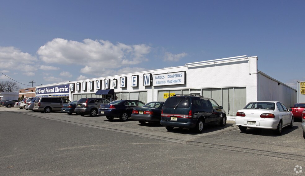 More Photos Of 117-123 E County Line Rd, Lakewood General Retail For Sale