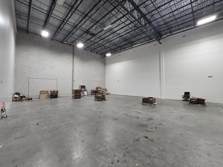 More Photos Of 10400 NW 55th St, Sunrise Manufacturing For Lease