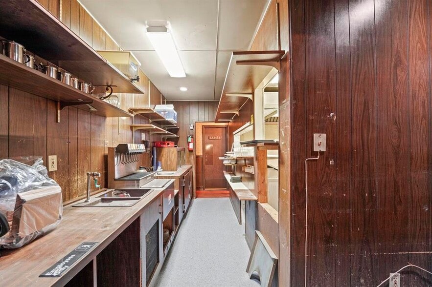 More Photos Of 924 W Highway 2, Newport Hotel For Sale