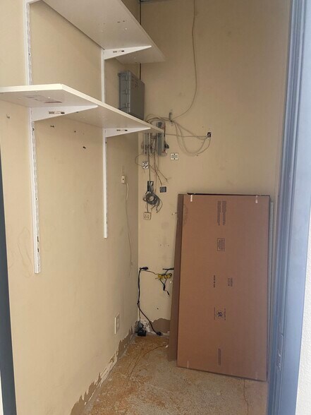 More Photos Of 1047 E Highway 121, Lewisville Self Storage For Lease