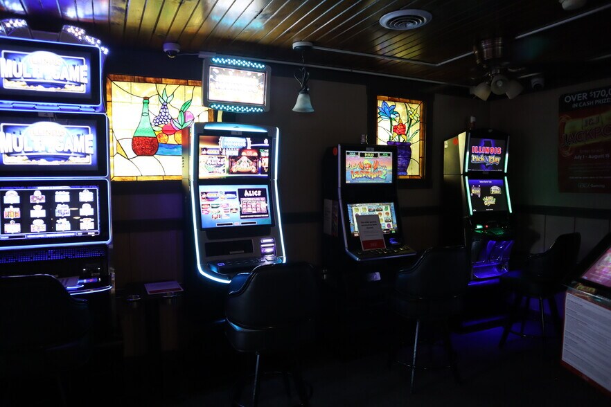 More Photos Of 89 E Grand Ave, Fox Lake Restaurant For Sale