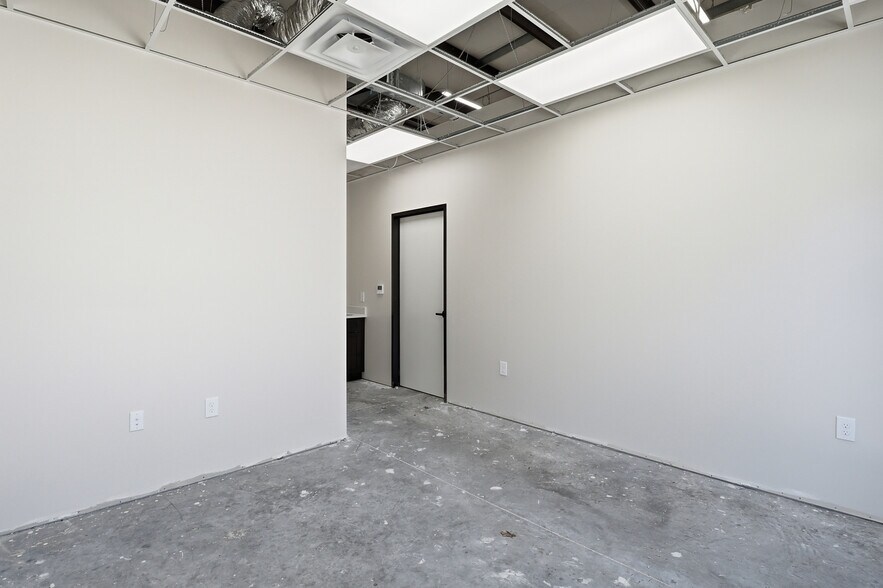 More Photos Of 5342 5th St, Katy Freestanding For Lease