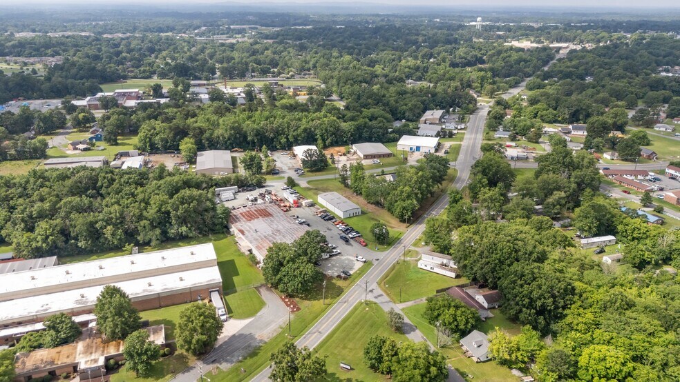 More Photos Of 808 E Parker St, Graham Industrial For Sale