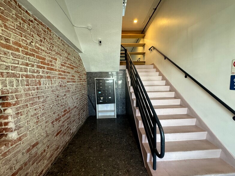 More Photos Of 7016-7024 Melrose Ave, Los Angeles Office For Sale