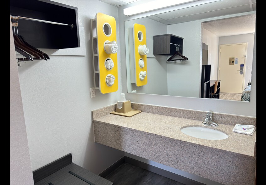 More Photos Of 2331 Lake Rd, Dyersburg Hotel For Sale