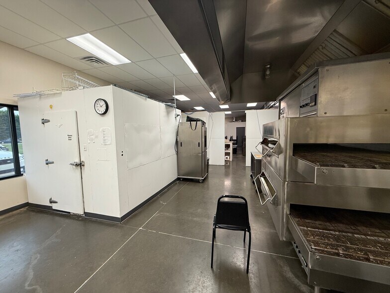 More Photos Of 129 Orpha Dr, Middlebury Restaurant For Lease