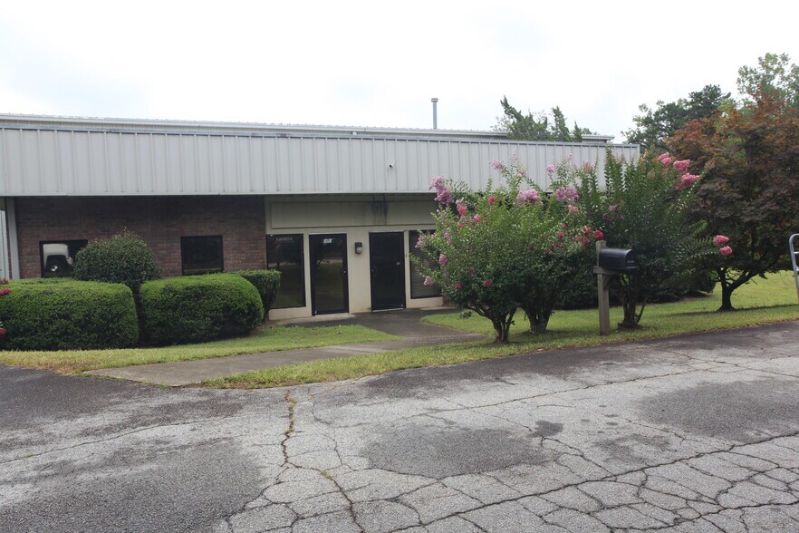 More Photos Of 101 Camp Creek Industrial Pky, Cornelia Flex For Lease