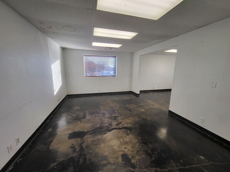 More Photos Of 4455 Woods and Sons Ave, Edmond Manufacturing For Lease