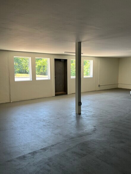 More Photos Of 48017 Highway 58, Oakridge Storefront For Sale