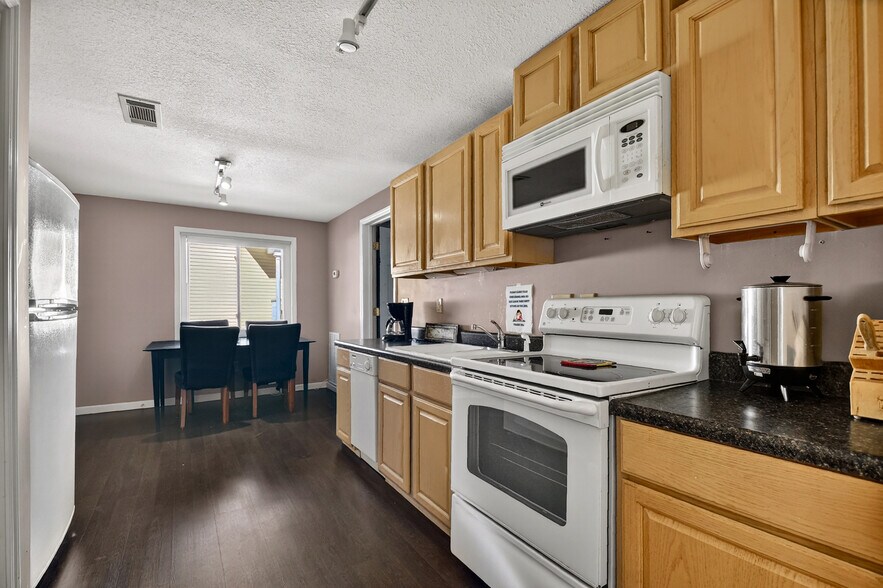 More Photos Of 240 W Main St, Blue Ridge Office For Sale