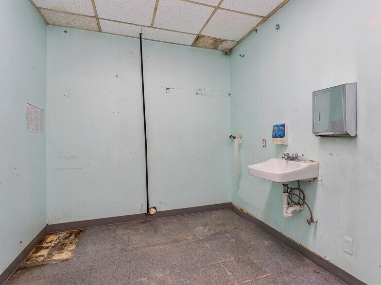 More Photos Of 10746 Magnolia Blvd, North Hollywood Medical For Sale