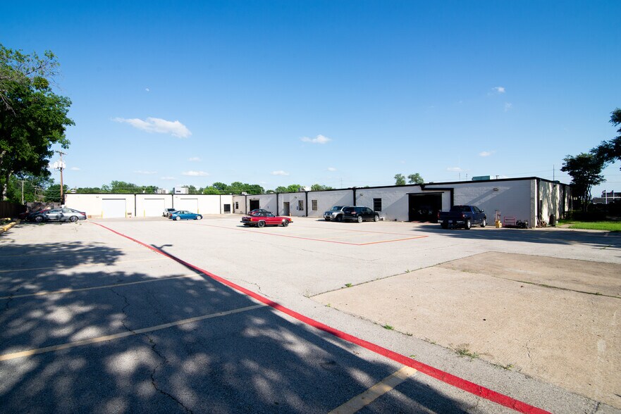 More Photos Of 2925 Merrell Rd, Dallas Showroom For Lease