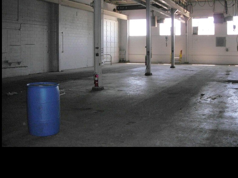 More Photos Of 1415 1st Ave, Mankato Showroom For Sale