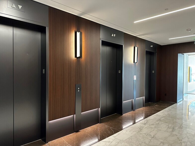 More Photos Of 600 Brickell Ave, Miami Office For Sale