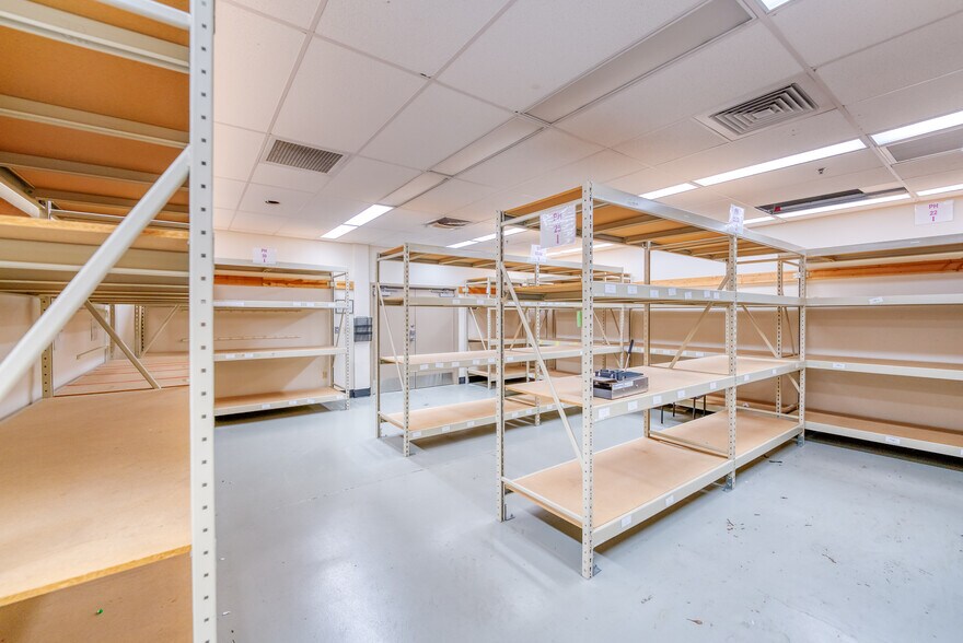 More Photos Of 4867 Colt St, Ventura Manufacturing For Sale