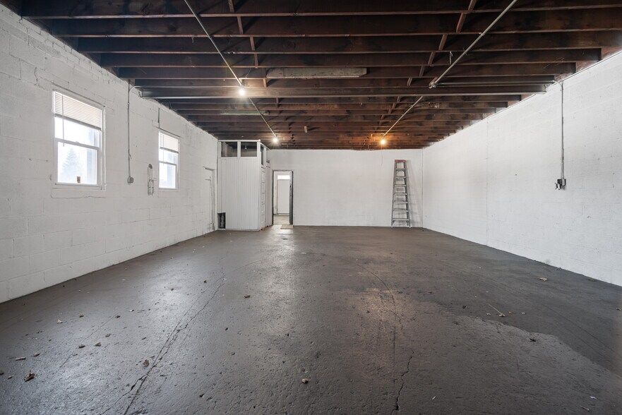 More Photos Of 10118 Eagle St, Dearborn Industrial For Sale