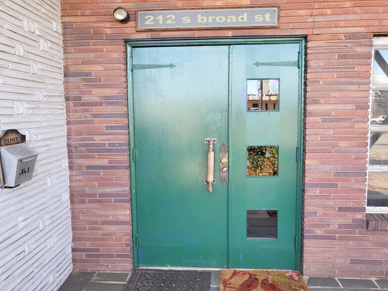 More Photos Of 212 S Broad St, Gastonia General Retail For Sale