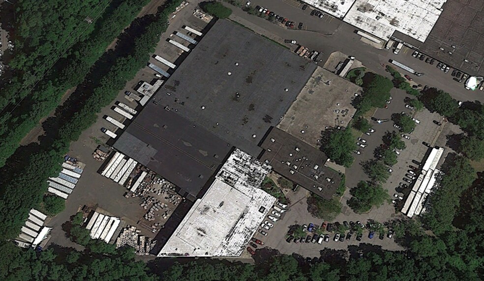 Primary Photo Of 100 Forest Dr, East Hills Warehouse For Lease