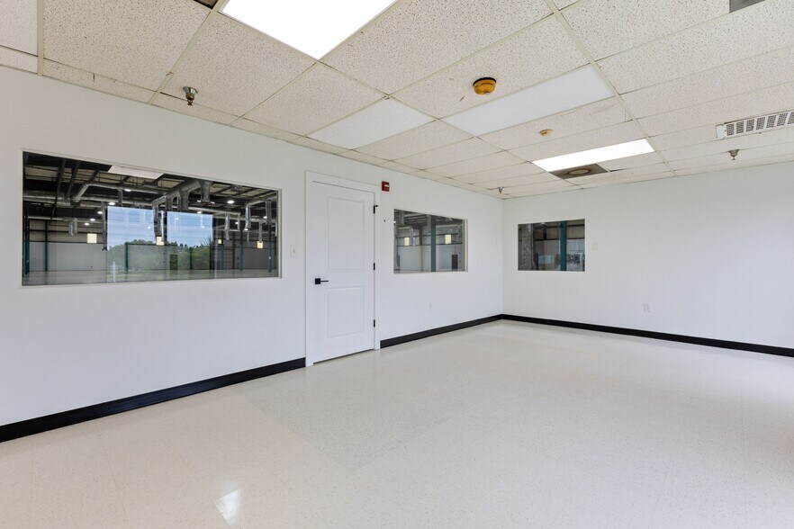 More Photos Of 14748 W Colonial Dr, Winter Garden Warehouse For Lease