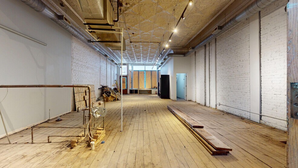 More Photos Of 2004 W Roscoe St, Chicago Apartments For Lease