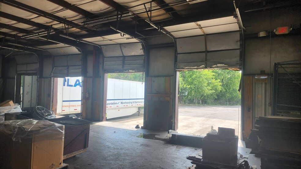 More Photos Of 894 W Albert Gallatin Ave, Gallatin Warehouse For Lease