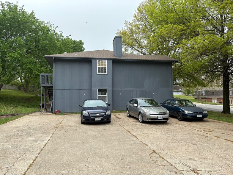 More Photos Of 708 NE Ball Dr, Lee's Summit Multifamily For Sale
